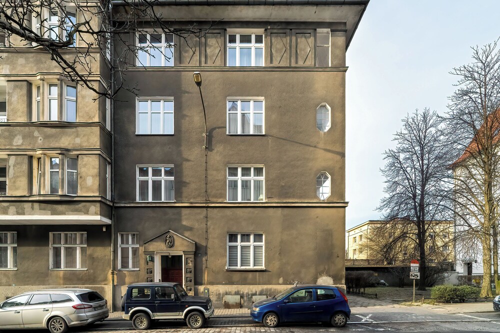 Poznan Apartment With Desk by Renters