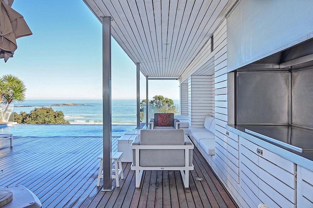 Villa Bleu Blanc in Camps Bay With Pool and Views
