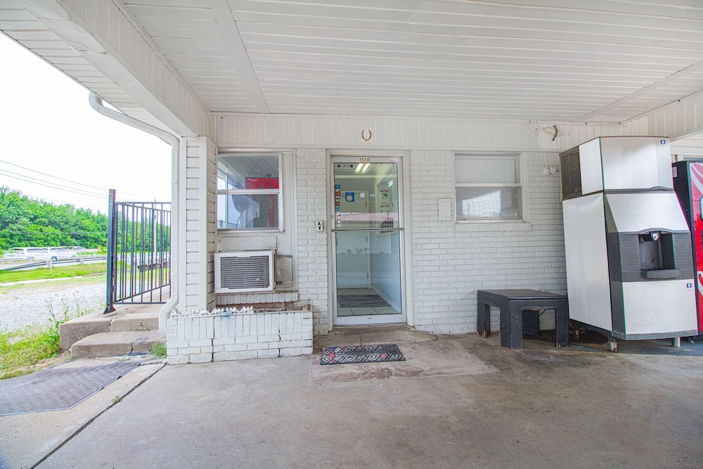 McAlester Vacations - OYO Hotel McAlestar OK S Main St - Property Image 1