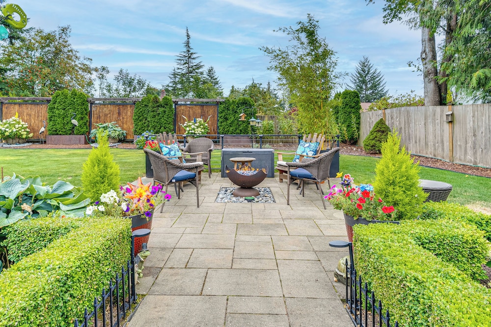 Amazing Outdoor Space! Everett Escape w/ Hot Tub