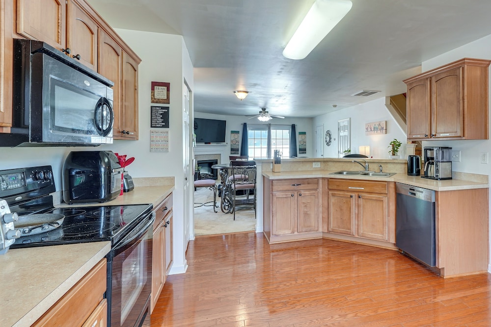 6 Mi to Dtwn Raleigh: Townhome w/ Fenced Patio!