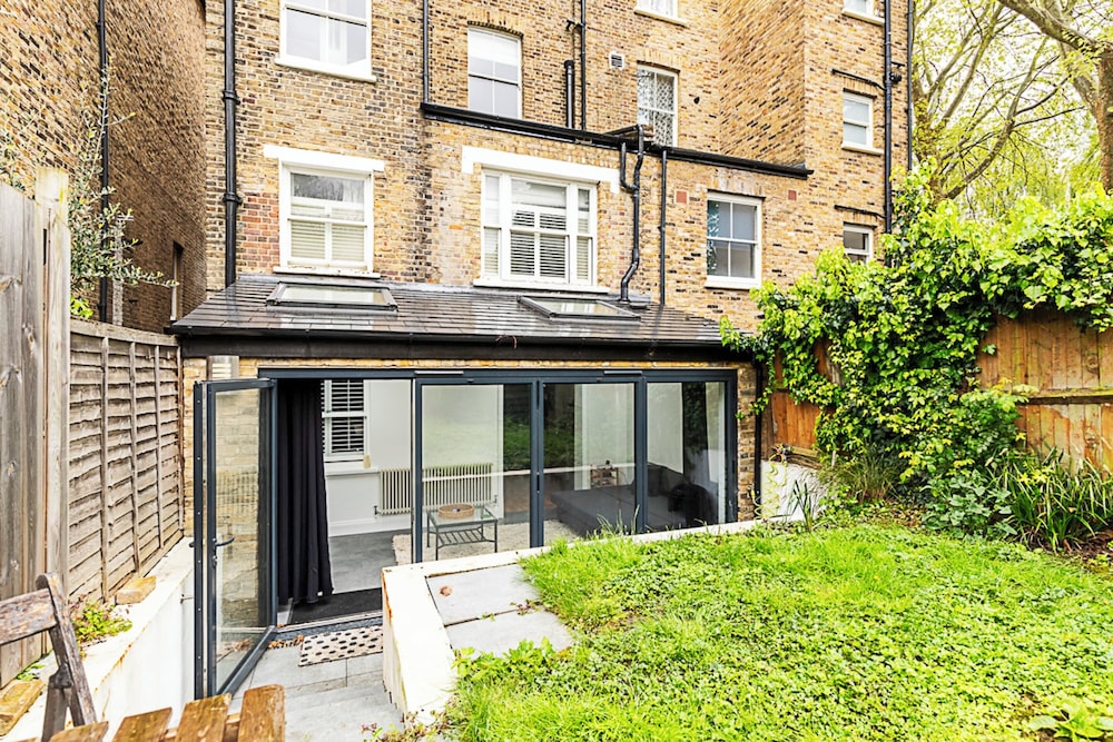 Cosy and Modern Battersea Home
