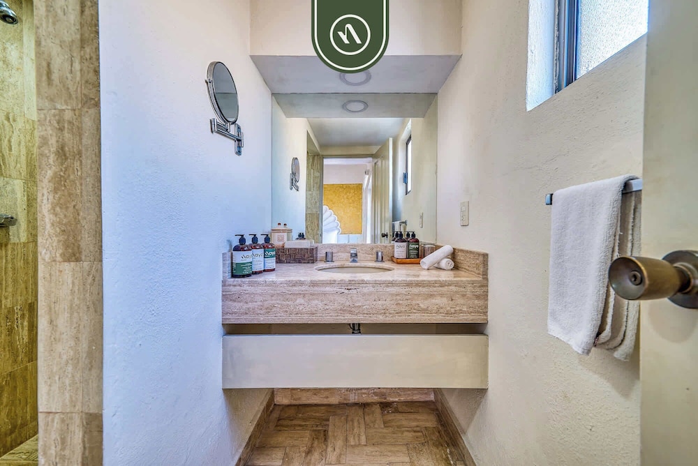 Beachfront 2 BR Condo - Beach - Pools - Tennis
