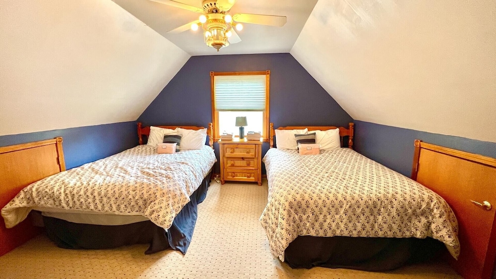 Van Buren Place 5 Bedroom Home view 3