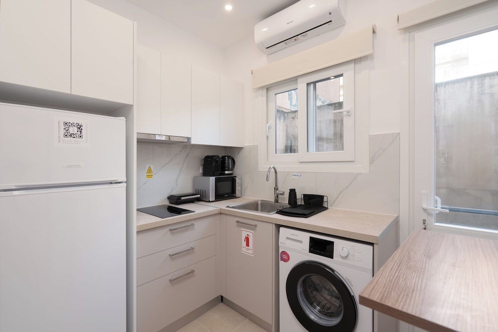 15 Minutes Walk to Acropolis, Minimalist Studio