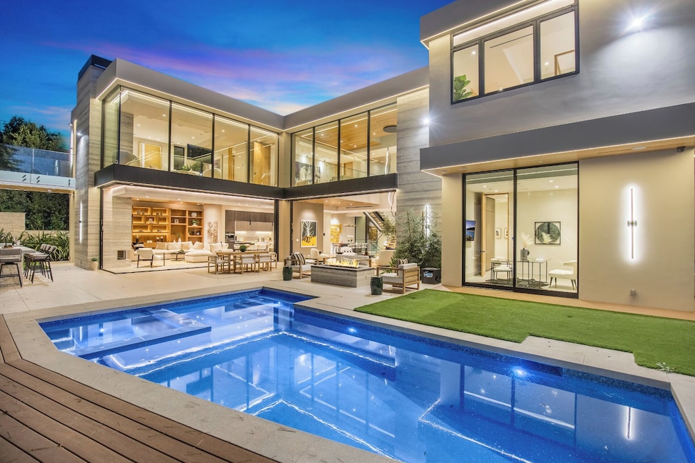 Hutton Villa - 5-bedroom Retreat in Iconic Beverly Hills Oasis