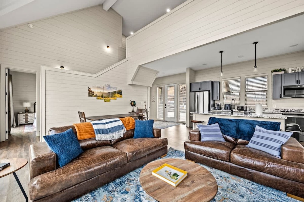 NEW Lake View Indoor Pool Sleeps 14 Hot Tub