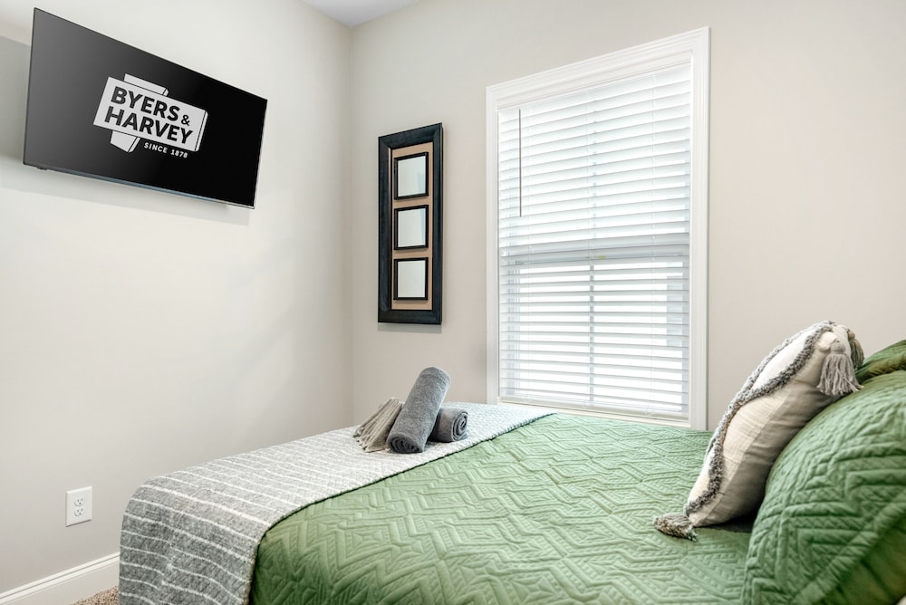 Adam's Downtown Retreat w/ Rooftop Access