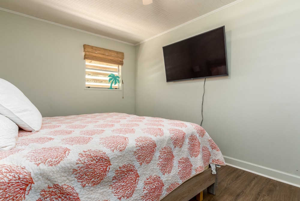 Sunny Side Up Ii - 320 Port Royal St 3 Bedroom Home