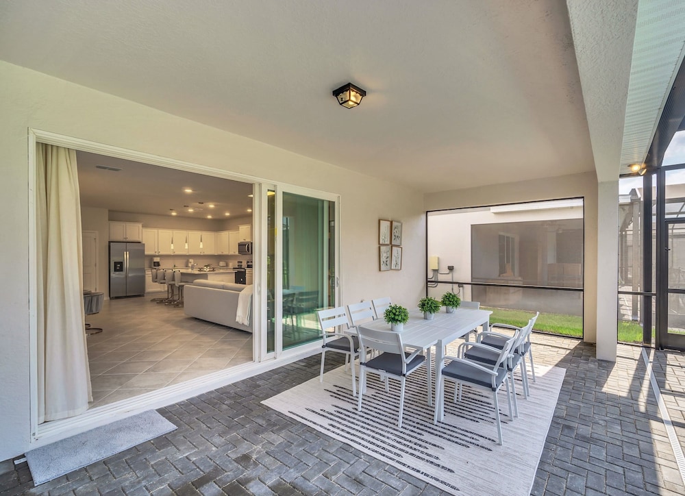Chic 10br Retreat With Themed Rooms Pool