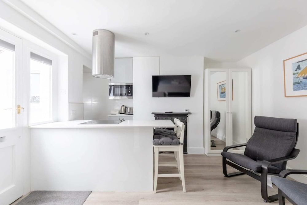 Sleek & Well-connected Studio Flat Archway!
