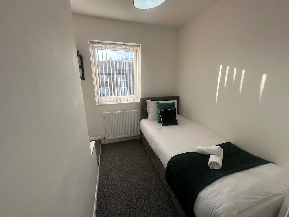 Airport House - Long Stays, Near Hospital!