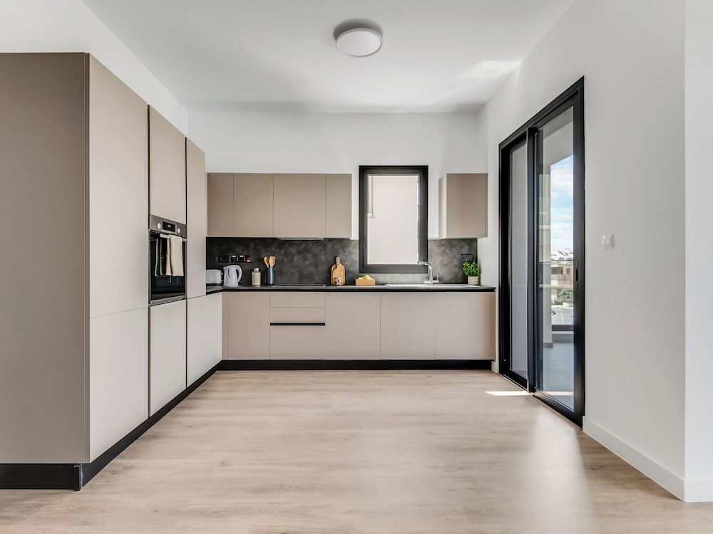 Sanders Crystal 2 Limassol