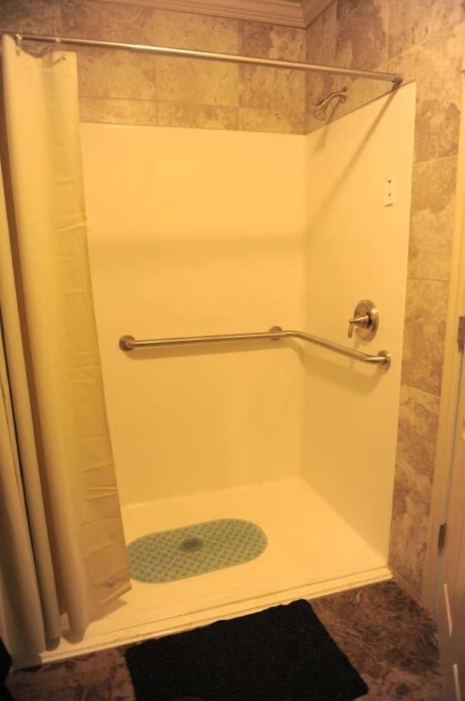 Camelot Inn at Honeyville - Property Image 7