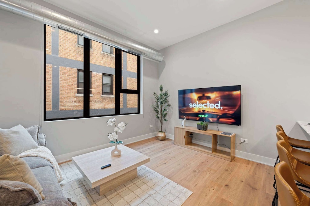 Edgewater Modern 2BR Steps to Lake City Views