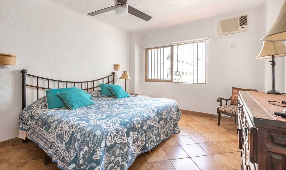 Ocean View 2Br Condo-balcony-beach-pool - 610