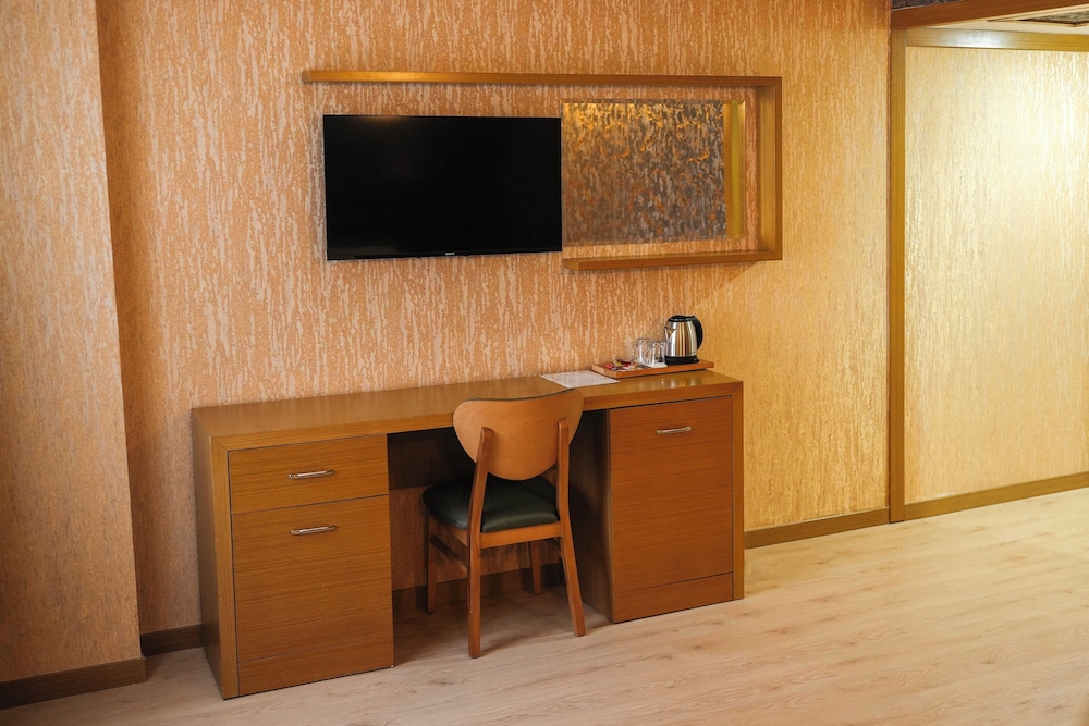 MONTELLA HOTEL