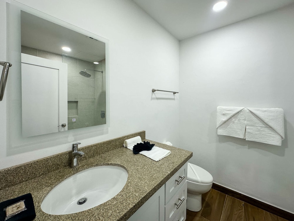 Steps to Sandy Beach Pool Renovated 2BR Condo
