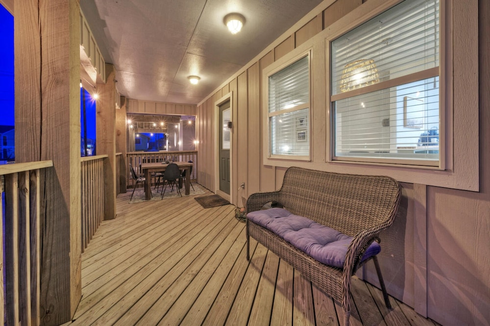 Dual Port A Cottages 2 Complete Homes Walk to the Beach Patio Fully-equipped Kitchens