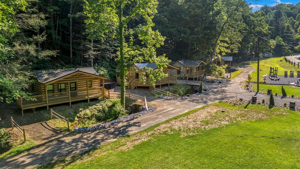 5 Cabins in Gburg Sleeps 16 Firepit Games