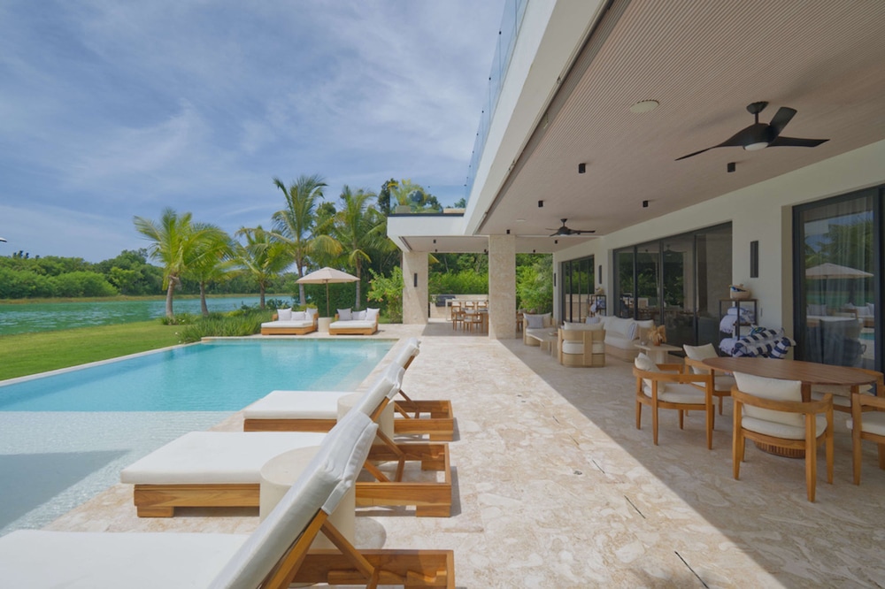 Modern Lake Villa With English Speaking Staff in Golf and Beach Resort