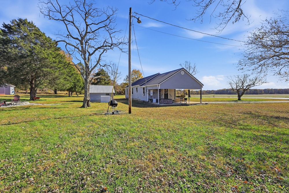 Cozy Country Retreat Hot Tub, Fire Pit & Guitars 2 Bedroom Home