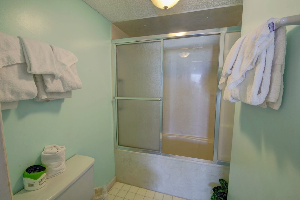 456 El Matador 2 Bedroom Condo by RedAwning