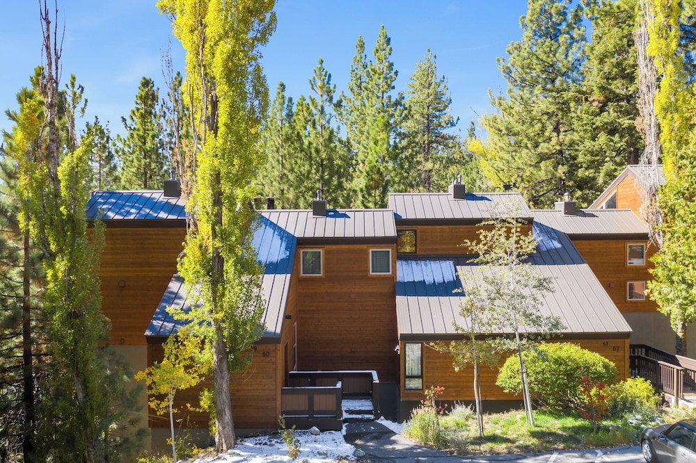 Pinegrove by Avantstay Beautiful Villas Condo Just Outside Tahoe City! - Property Image 21