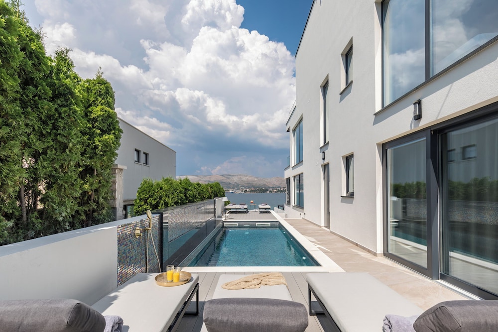 Villa Palace Al Nera Luxurius at sea With 2 Swimming Pools Saunas