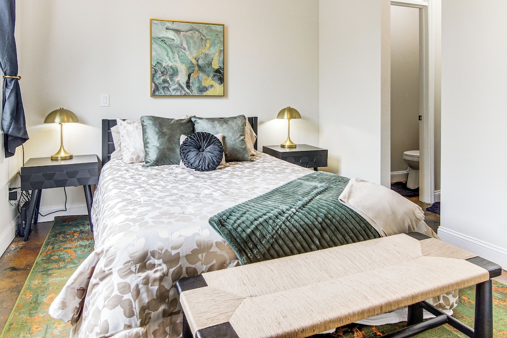 Modern Dtwn Condo w/ Balcony in Hendersonville