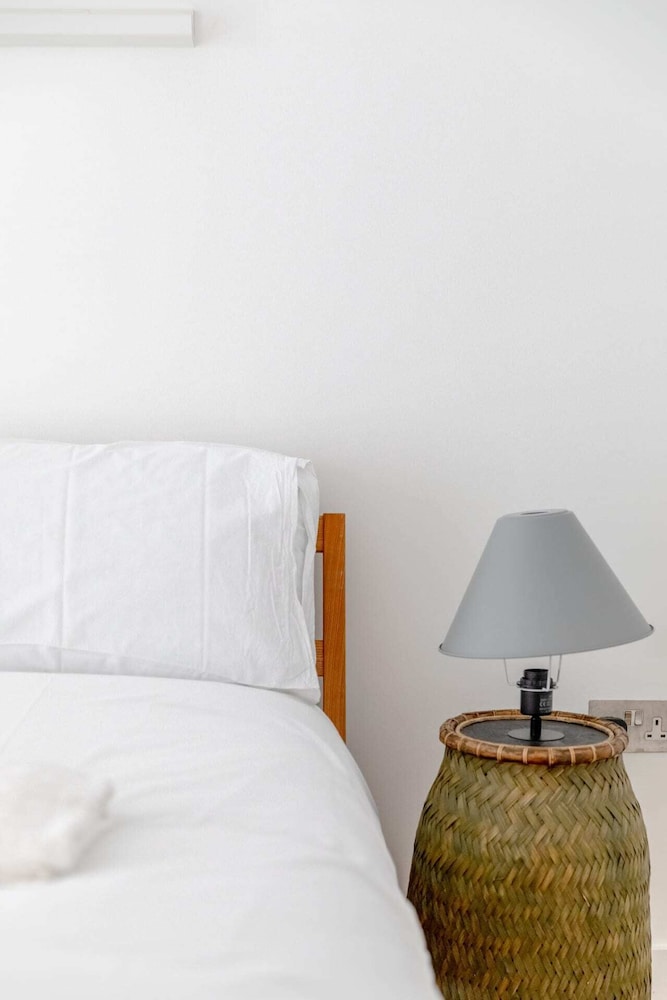 Sleek & Stylish 2BD Flat - Warren Street