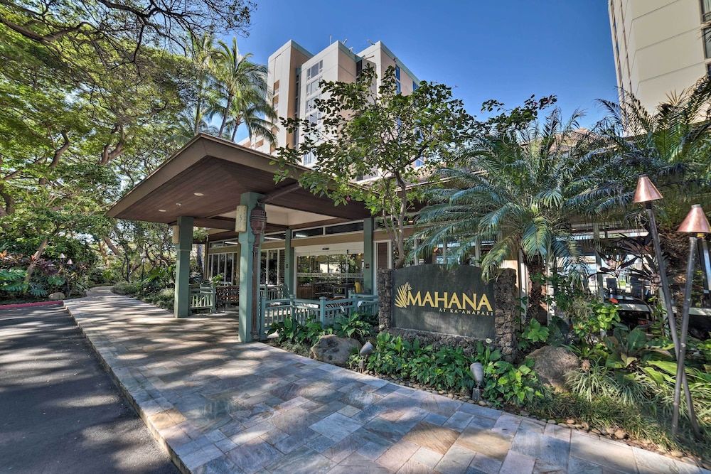 Whale & Sunset Views: Oceanfront Lahaina Condo