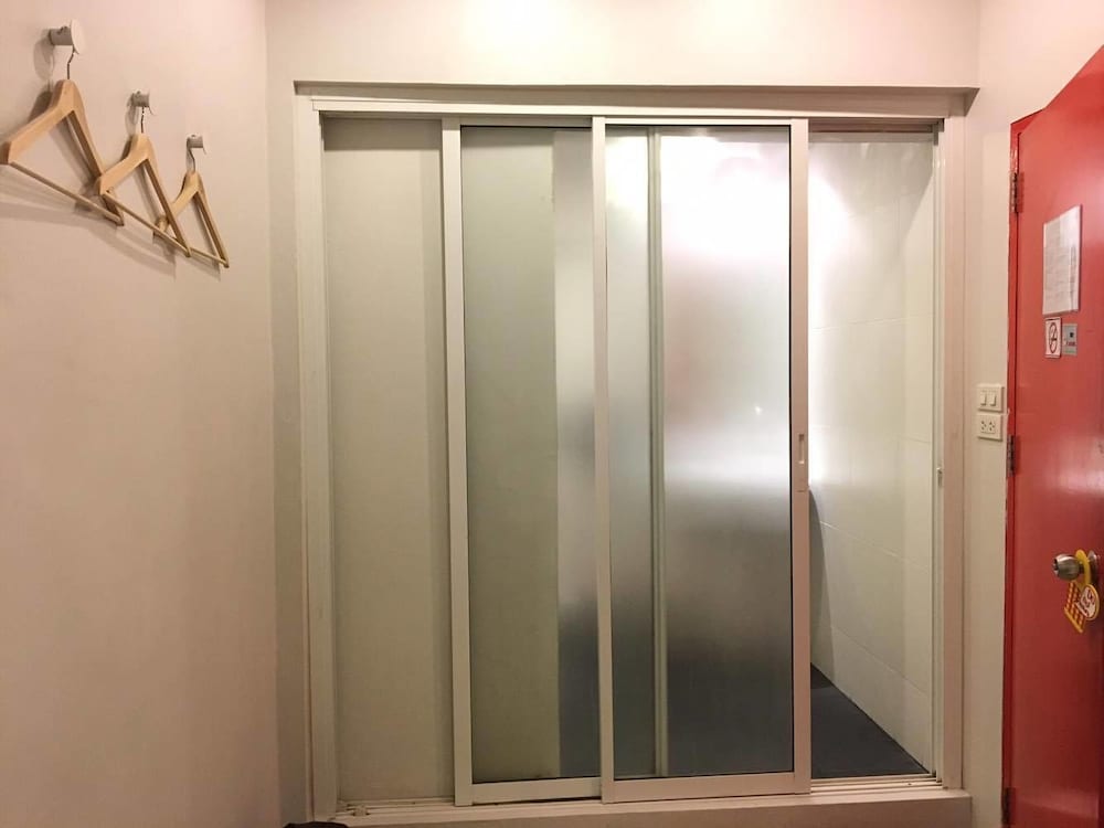 Jellybean Ezy Hostel Sathorn - Image 2