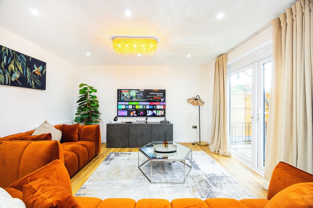 Modern 3 Bedroom House in Stratford
