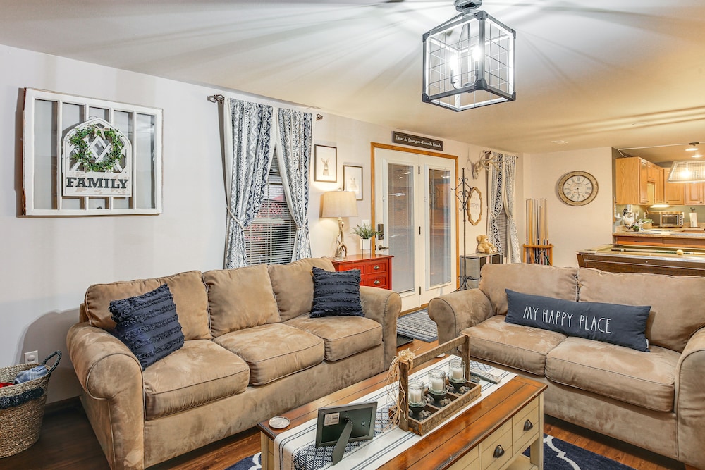 'foxes Den' w/ Hot Tub, Pool Table & Fire Pit!