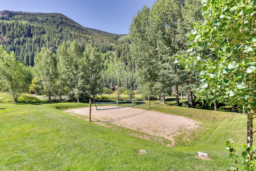 4 Mi to Vail Ski Resort: Cozy Getaway w/ Deck!