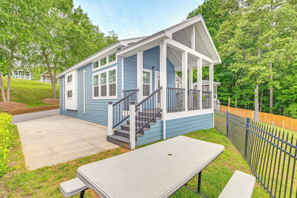 Work Close to Home at This Lake-view Retreat
