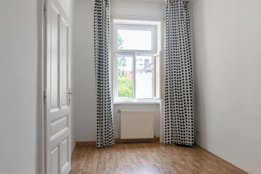 Lovely 2BR Apt Near Downtown