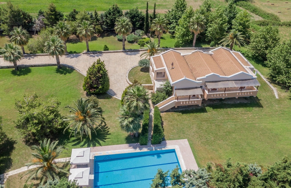 Leone Luxury Villas