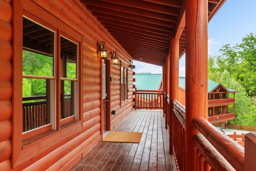 Smoky Ridge Newly Renovated Cabin w Indoor Pool Game Room Theater
