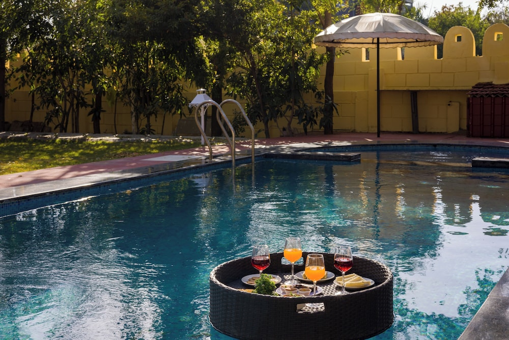 Alaya Stays 5BHK Roohmon's Farm Pvt Pool