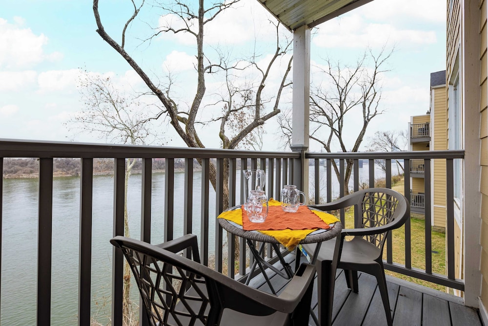 Cumberland River Views, Walk to Broadway, Downtown & Stadium Rockin' Riverfront