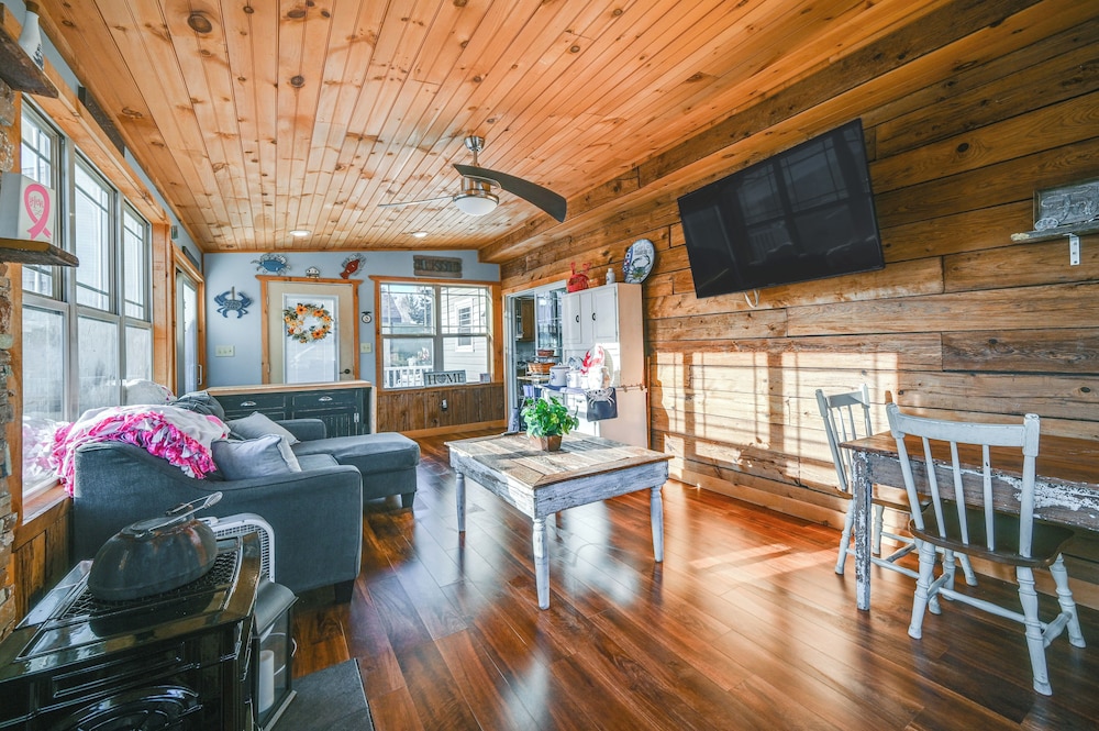 Large Family Home: 5 Mi to Dtwn Hagerstown!