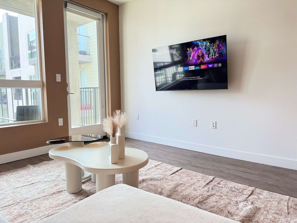 Luxury Stay Near Disneyland Pool Gym Free Parking