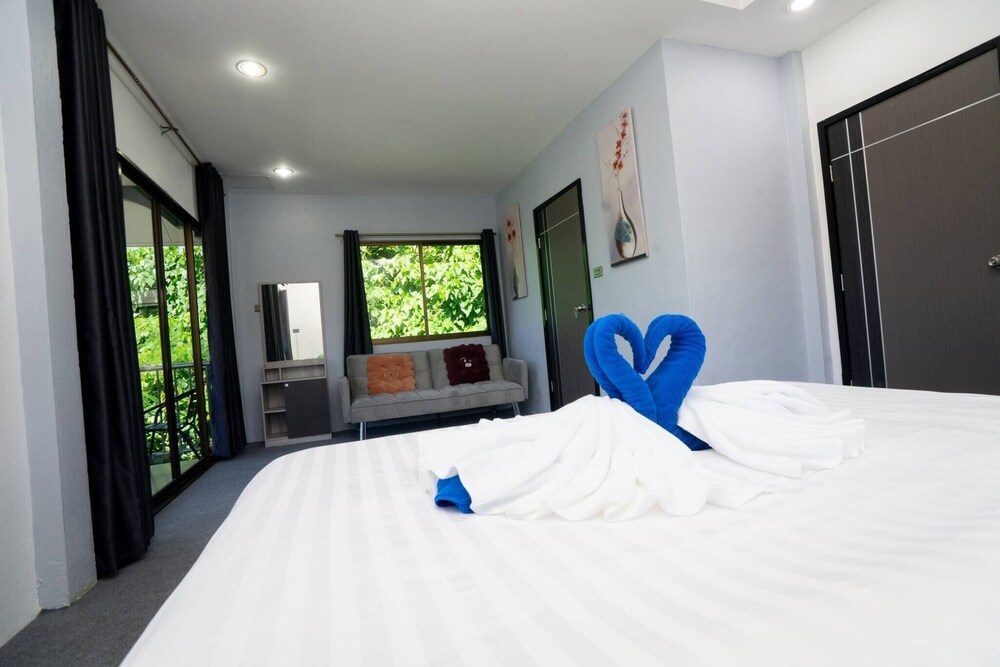 3 Bed 3 Bath Villa 400m to the Beach Sleeps 10
