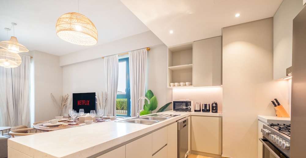 LUX The La Mer Luxury Burj View Suite 3