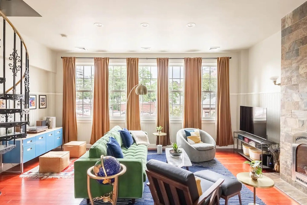 Lofty Bright Greenwich Getaway w Private Rooftop