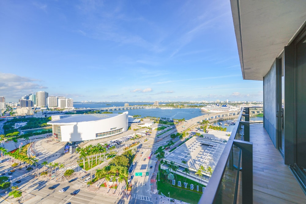 Front Row Bay Views from your Apt