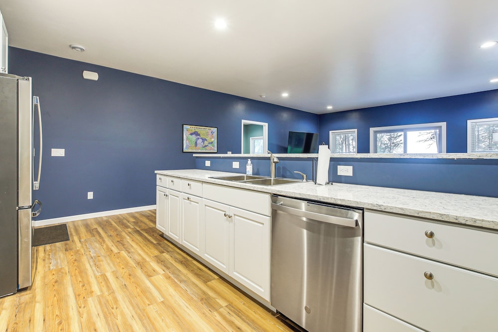 2 Mi to Lake Michigan: Home w/ Patio in Green Bay