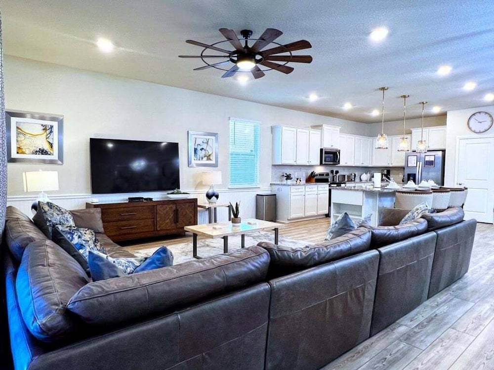 Scifi Theater Amazing Theme 7 Bed Pool Home 7 Bedroom Home